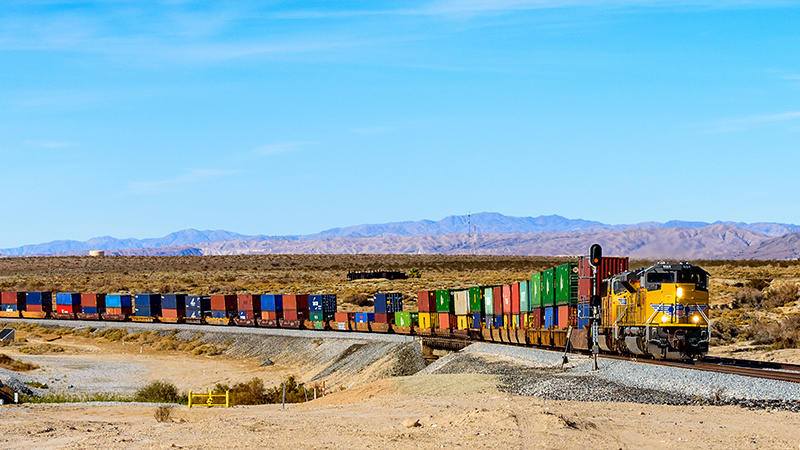 砂漠を横断するユニオン・パシフィック鉄道の貨物列車